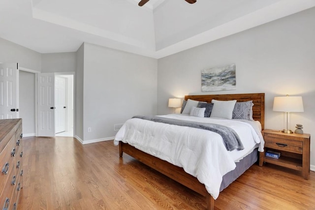 bedroom featuring light wood-style floors, ceiling fan, and baseboards