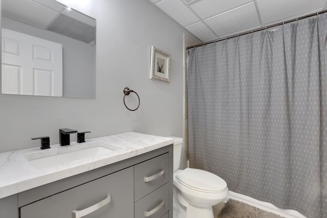 full bathroom with a paneled ceiling, toilet, a shower with shower curtain, and vanity