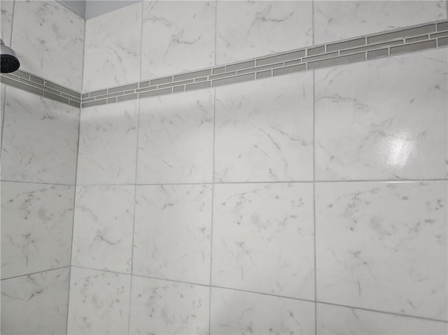 room details featuring a tile shower