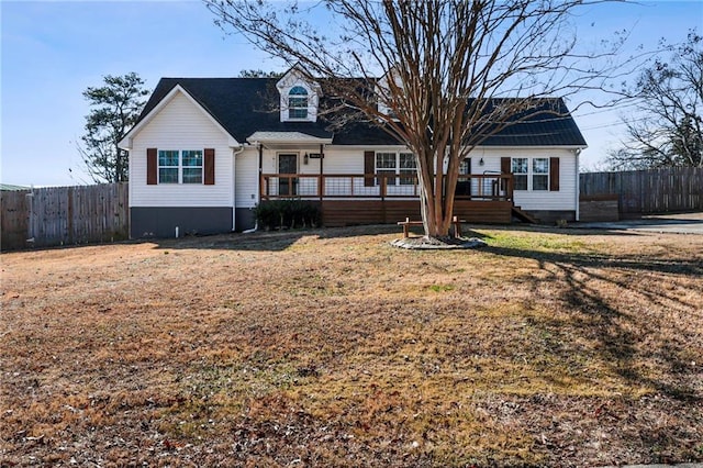 view of front of house featuring a wooden deck and a front yard