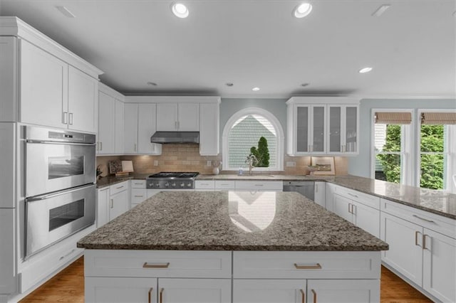 745 Glengate Pl, Atlanta, GA 30328 - kitchen featuring stainless steel appliances, plenty of natural light, under cabinet range hood, white cabinetry, and recessed lighting