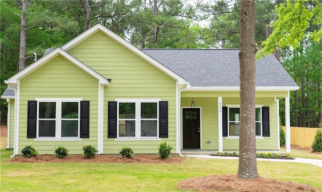 view of front of property featuring a front lawn