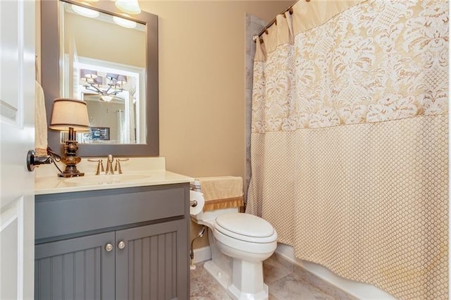 bathroom featuring a shower with shower curtain, vanity, and toilet