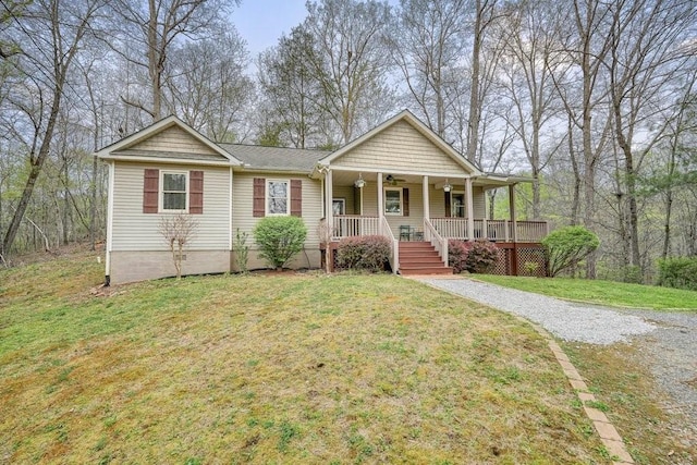view of front of house featuring a porch, ceiling fan, and a front yard