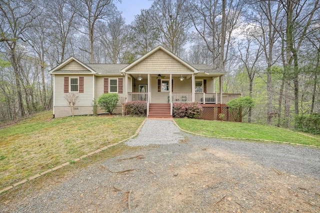 single story home with gravel driveway, a front yard, a ceiling fan, crawl space, and a porch