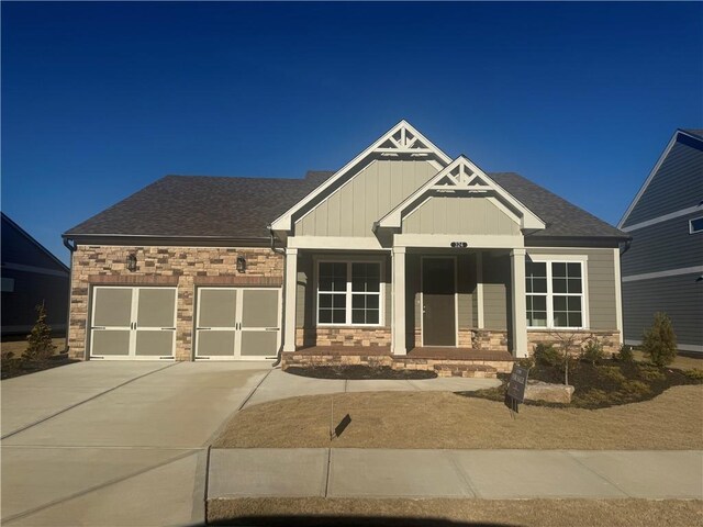 craftsman house featuring a front lawn and a garage