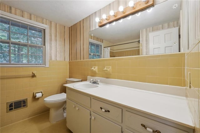 full bath featuring tile walls, curtained shower, visible vents, toilet, and wallpapered walls