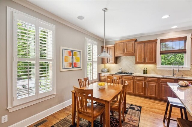 11259 Calypso Dr, Alpharetta, GA 30009 - dining area featuring light wood-type flooring, baseboards, ornamental molding, and recessed lighting