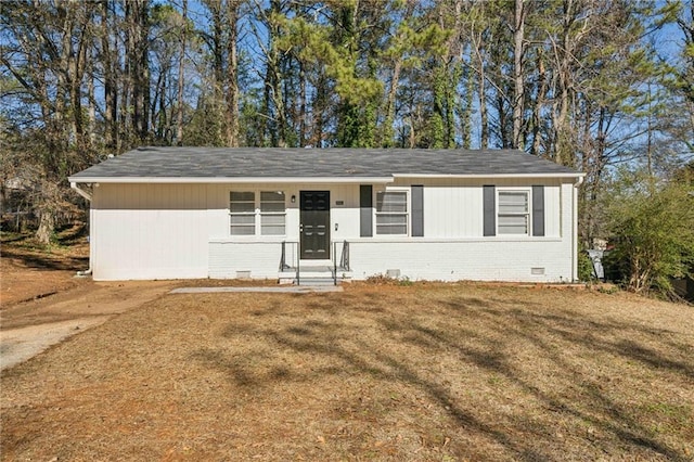 ranch-style house featuring a front yard