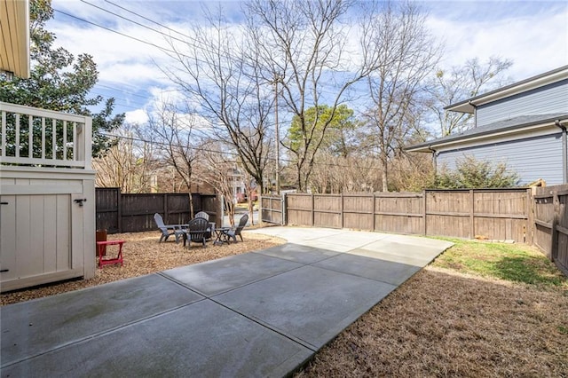 view of patio with an outdoor fire pit