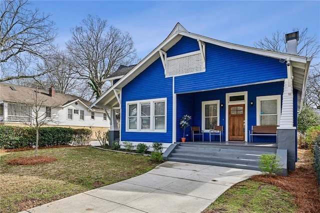 view of front facade featuring a front yard and a porch