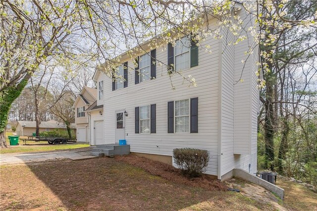 view of front of house with driveway