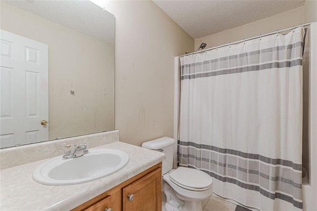 bathroom featuring a shower with curtain, vanity, a textured ceiling, and toilet