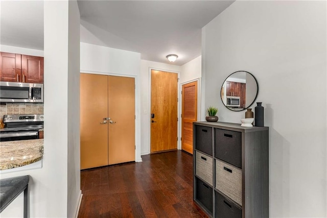 898 Oak St SW Unit 1301, Atlanta, GA 30310 - entryway featuring dark wood finished floors