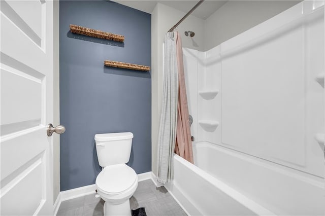 509 Azalea Bloom Dr, Loganville, GA 30052 - bathroom featuring baseboards, shower / bath combo with shower curtain, and toilet