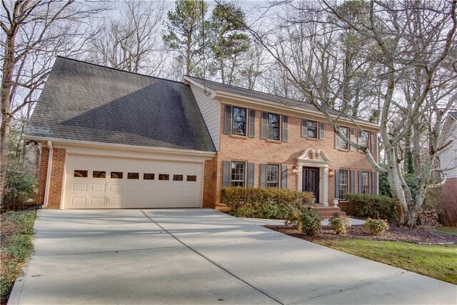 view of front of property featuring a front yard and a garage