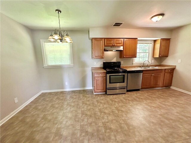 kitchen featuring stainless steel appliances, a chandelier, sink, and hanging light fixtures