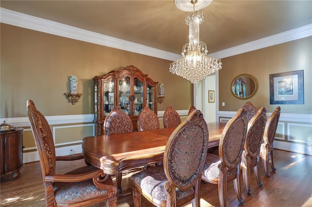 dining room featuring crown molding, dark hardwood / wood-style floors, and an inviting chandelier