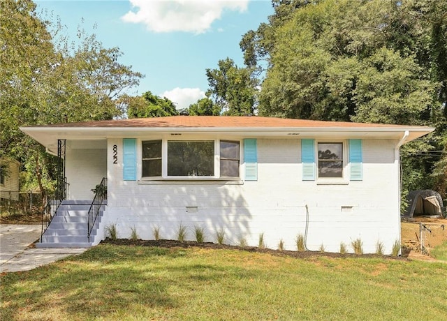 view of front facade with a front yard