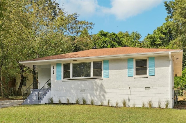 view of front facade featuring a front lawn