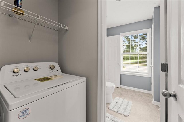 washroom with washer / clothes dryer, laundry area, and baseboards