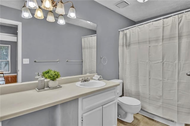 full bath featuring an inviting chandelier, toilet, vanity, and visible vents