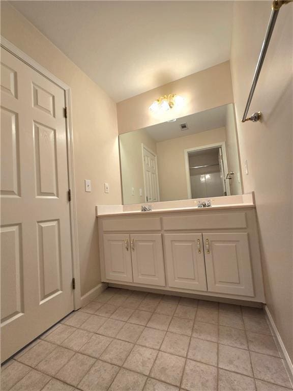 spare room featuring a ceiling fan, carpet flooring, visible vents, and baseboards