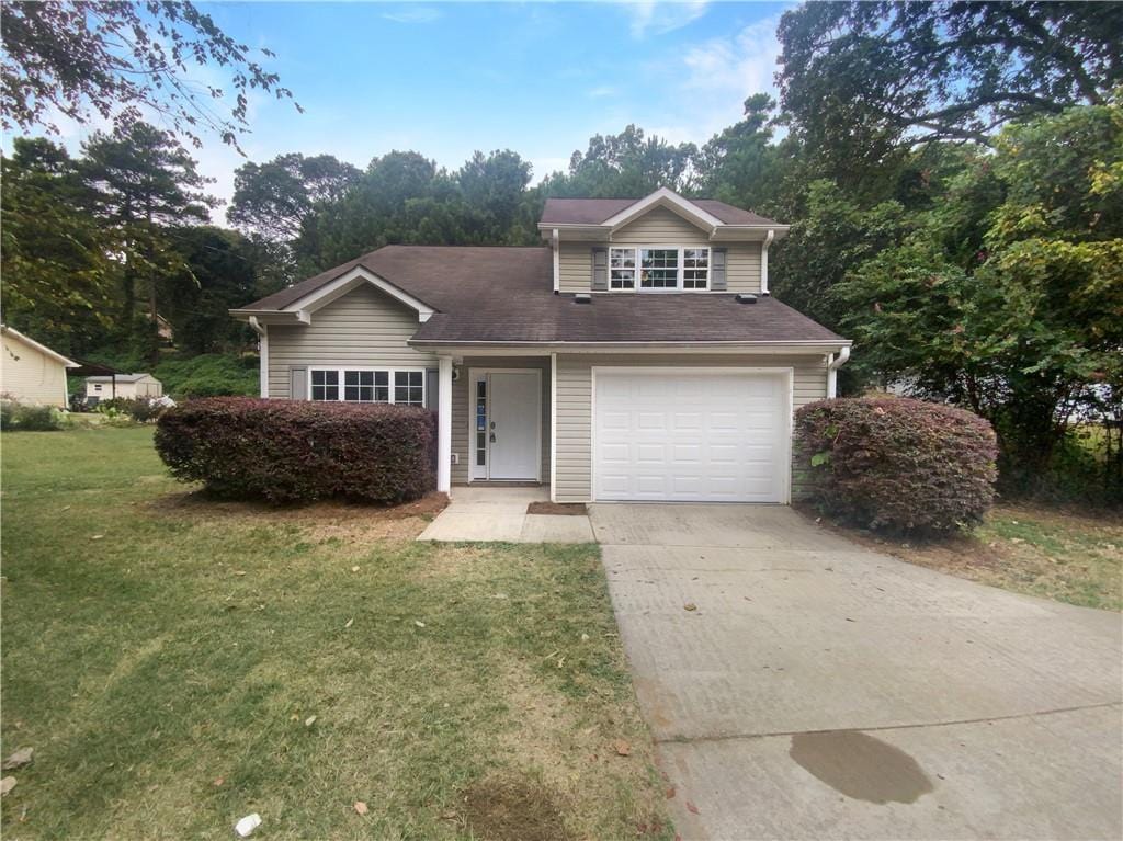 view of front of home featuring a front yard