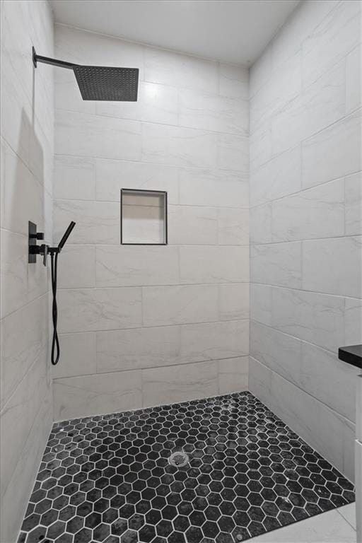 full bath featuring tiled shower