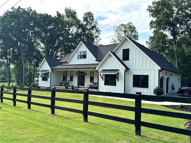 112 Three Oaks Dr SE, Calhoun, GA 30701 - modern farmhouse style home with covered porch, board and batten siding, a fenced front yard, and roof with shingles