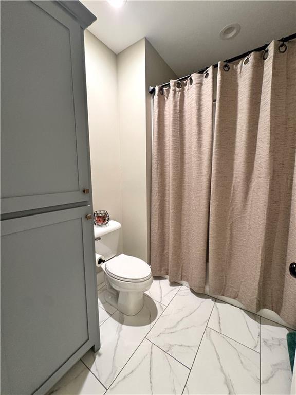 112 Three Oaks Dr SE, Calhoun, GA 30701 - bathroom with marble finish flooring and curtained shower