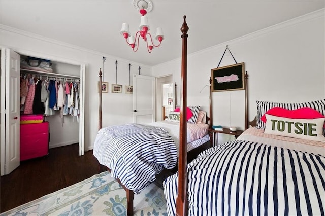 302 Chinquapin Dr SW, Marietta, GA 30064 - bedroom featuring wood finished floors, crown molding, baseboards, and a closet