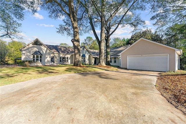 ranch-style house featuring a front yard