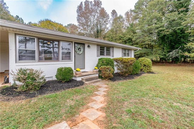 single story home featuring a front yard