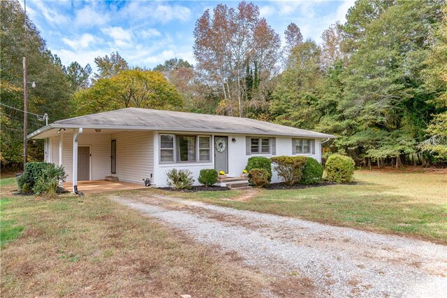 single story home with a front yard