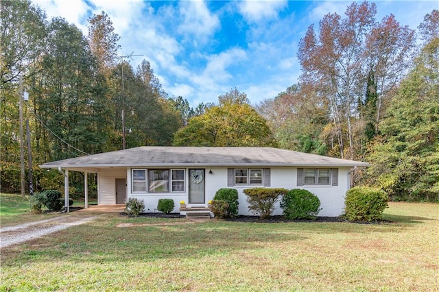 single story home with a front lawn