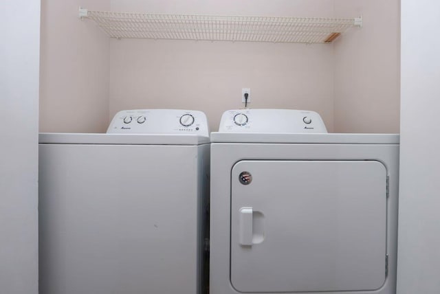 washroom featuring washing machine and clothes dryer