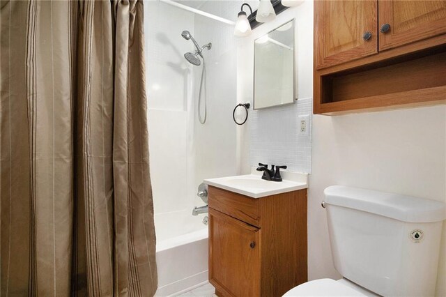 40 Kingston Dr, Comer, GA 30629 - bathroom with shower / bath combo with shower curtain, toilet, vanity, and decorative backsplash
