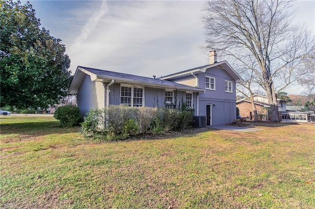 view of front facade featuring a front lawn and cooling unit