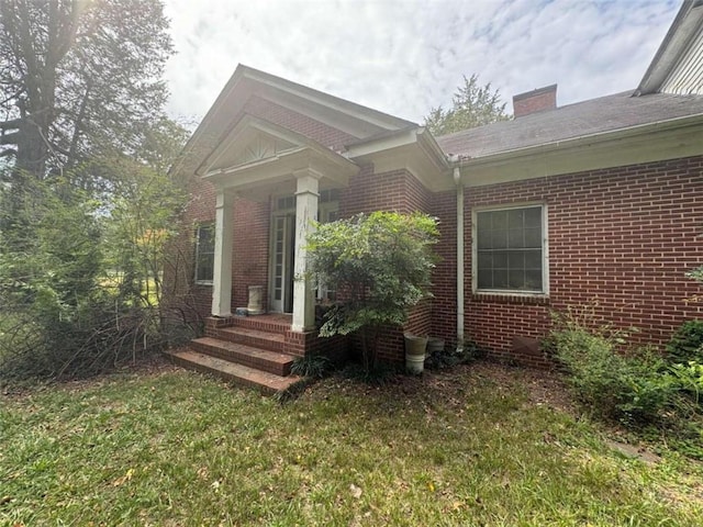 view of side of property featuring a lawn