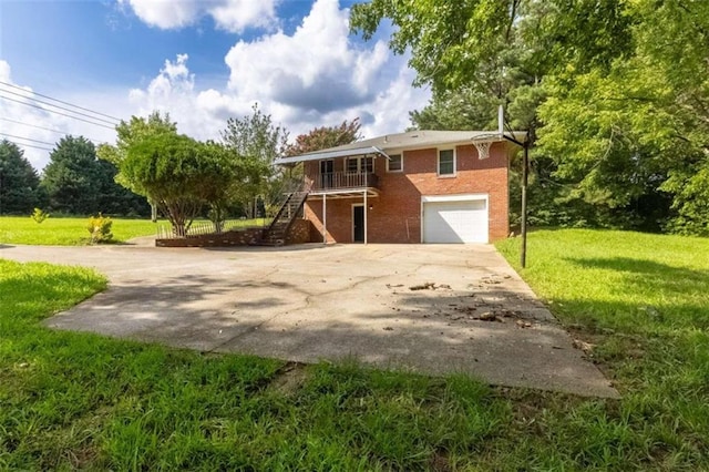 view of front property featuring a garage and a front yard