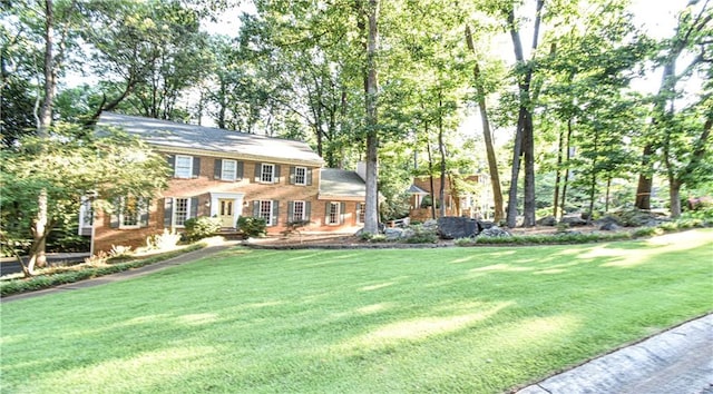 colonial house featuring a front lawn