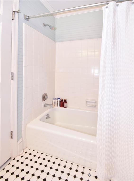 bathroom with shower / tub combo with curtain