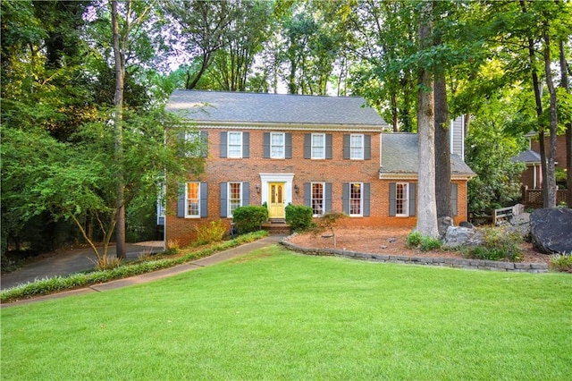 colonial house featuring a front yard