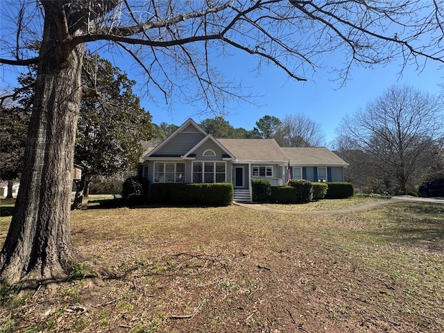 view of front of house featuring a front lawn