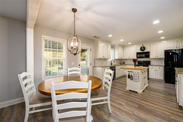 dining space with baseboards, dark wood-type flooring, visible vents, and recessed lighting