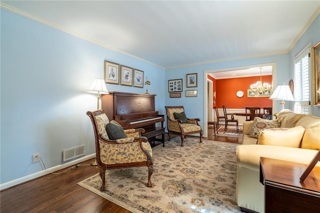 living area featuring a chandelier, dark hardwood / wood-style floors, and crown molding