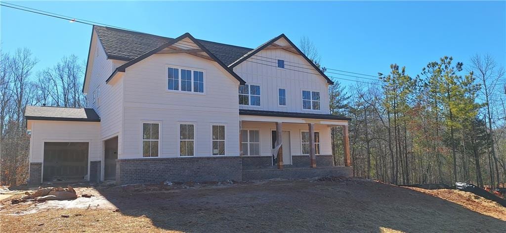 view of front facade featuring a porch and an attached garage