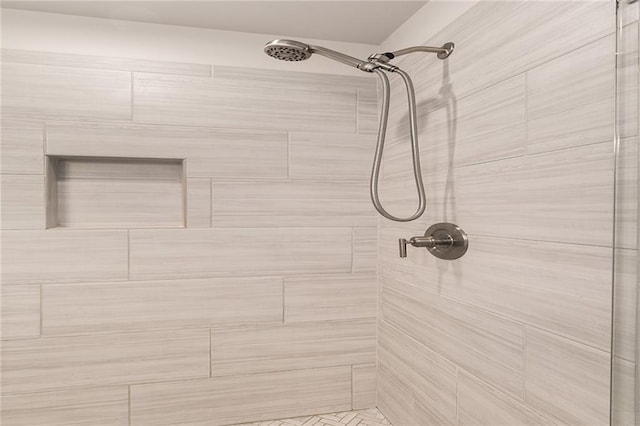 bathroom featuring a tile shower