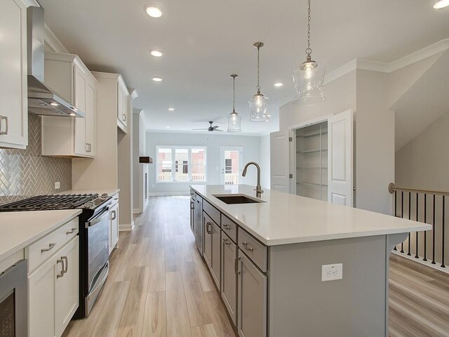 empty room featuring a chandelier, ornamental molding, and light hardwood / wood-style floors